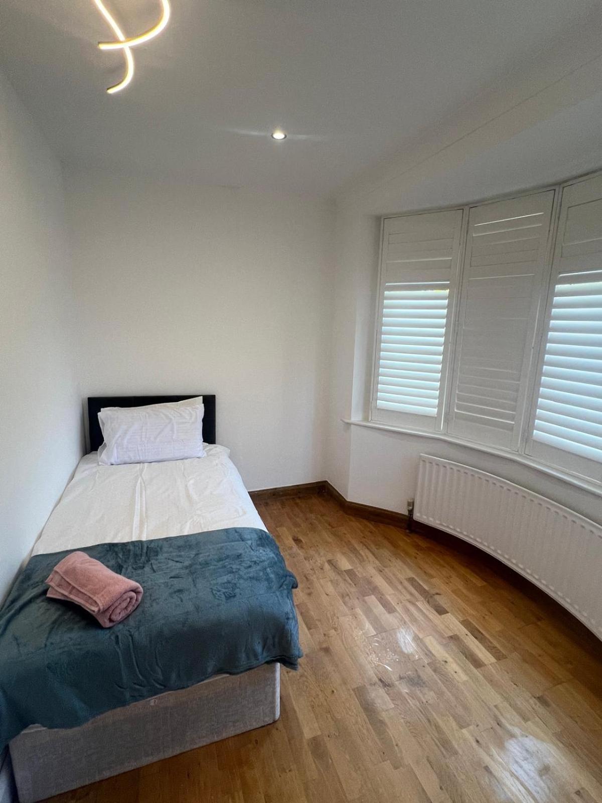 Good Priced Single Rooms In Northolt Kültér fotó