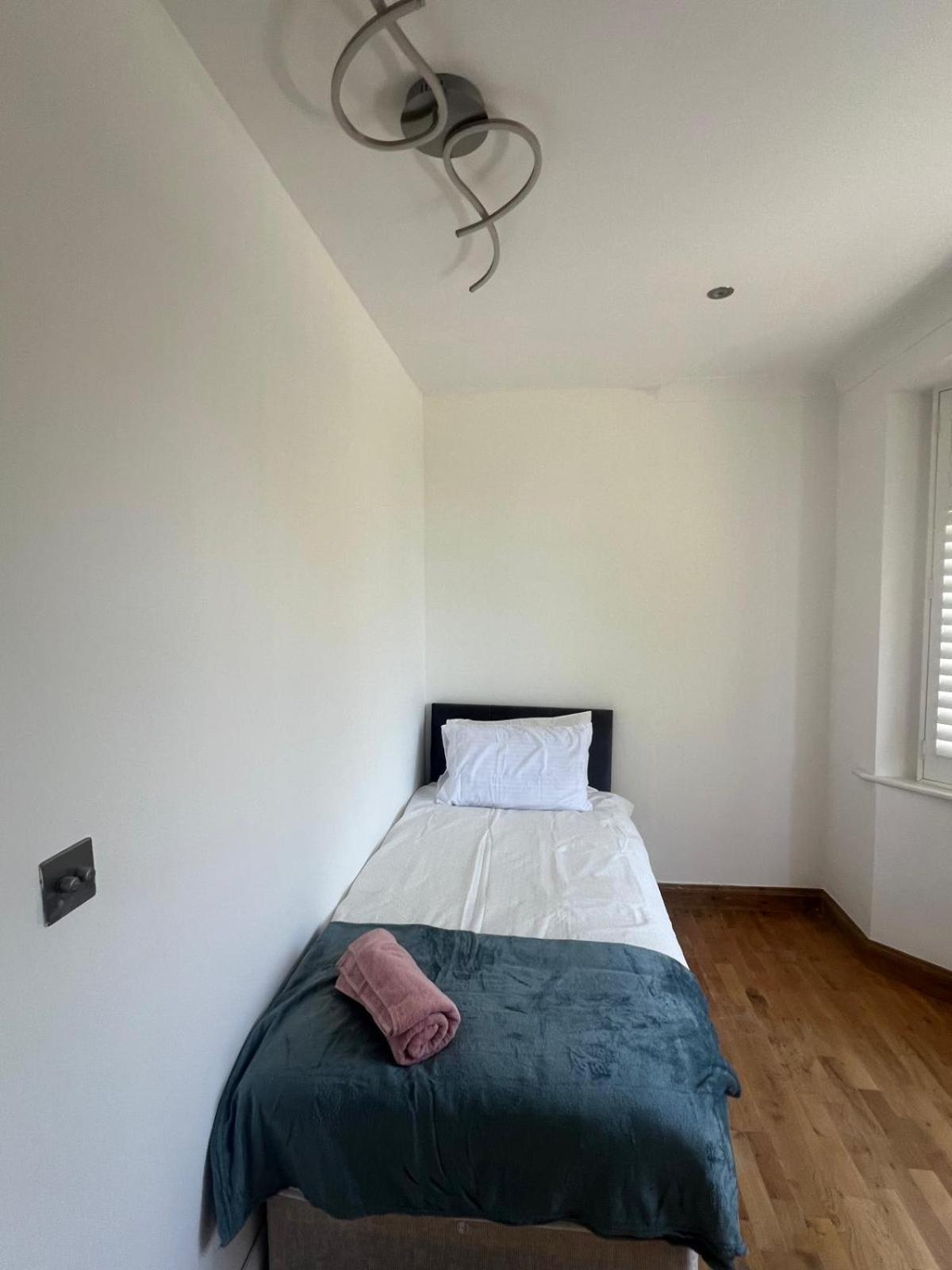 Good Priced Single Rooms In Northolt Kültér fotó