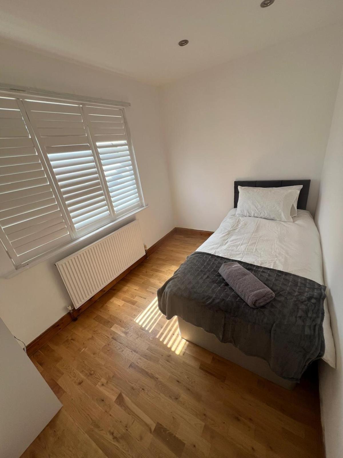 Good Priced Single Rooms In Northolt Kültér fotó